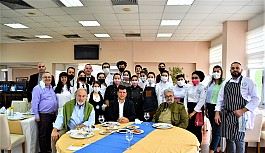 Tanınmış gurmeler DAÜ Turizm Fakültesi'nde Kıbrıs yemeklerini tattı
