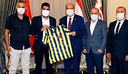 KKTC Fenerbahçeliler Derneği KKTC Cumhurbaşkanı Tatar’ı ziyaret etti