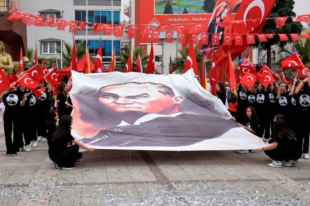 Türkiye kırmızı beyaza büründü