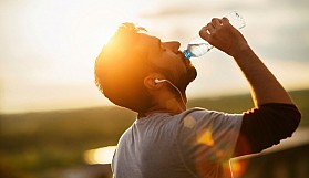 Sıcak havalarda kalp krizi riskini azaltmak için su tüketin