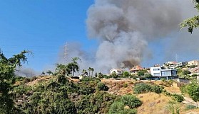 Limasol'da yangın bir köyü tehdit ediyor