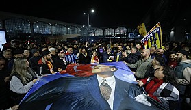 Fenerbahçe ve Galatasaray’a ülkeye dönüşlerinde coşkulu karşılama