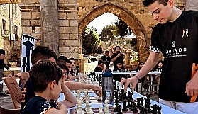 Satrançta “Büyük Usta” Ediz Gürel minik satrançılarla buluştu