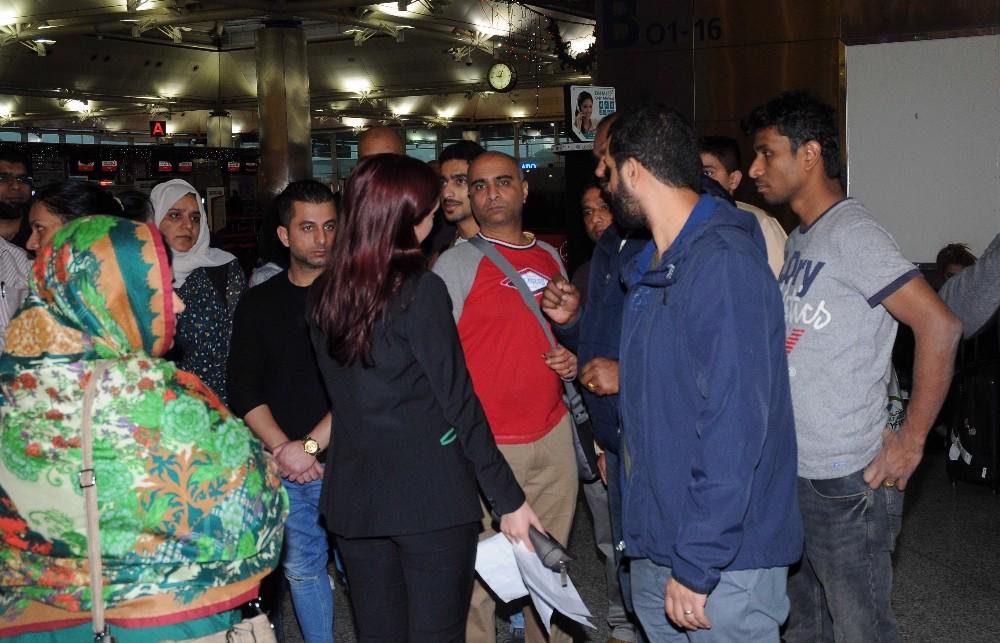 Havalimanında mahsur kalan yolcular firmanın ilgisizliğinden şikayet etti Foto: İHA